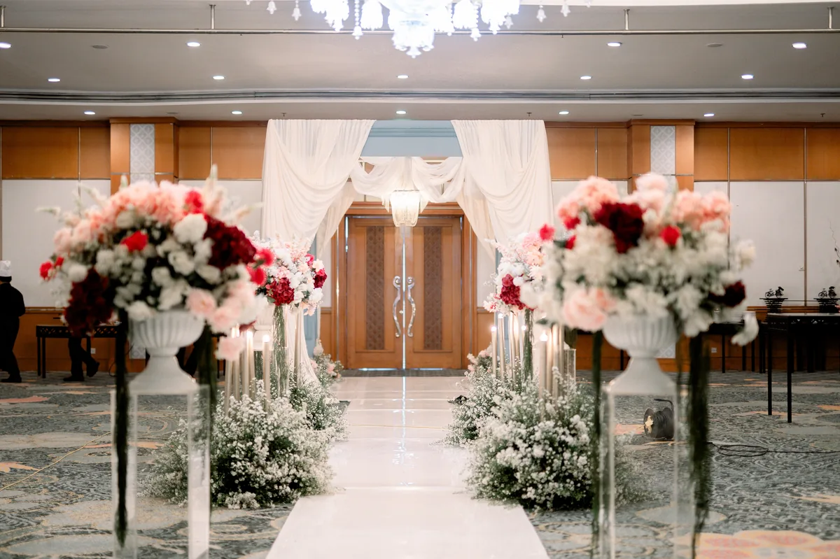 Dekorasi Aisle dan Entrance Grand Ballroom oleh Maeera Decoration