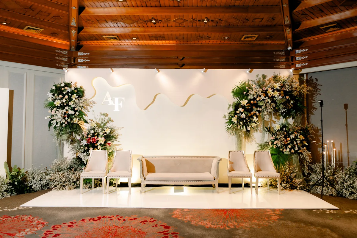 Panggung Pelaminan Mewah Modern oleh Maeera Decoration