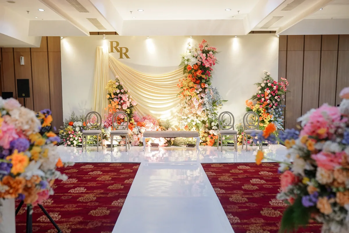 Tim Maeera Decoration menata instalasi bunga di venue