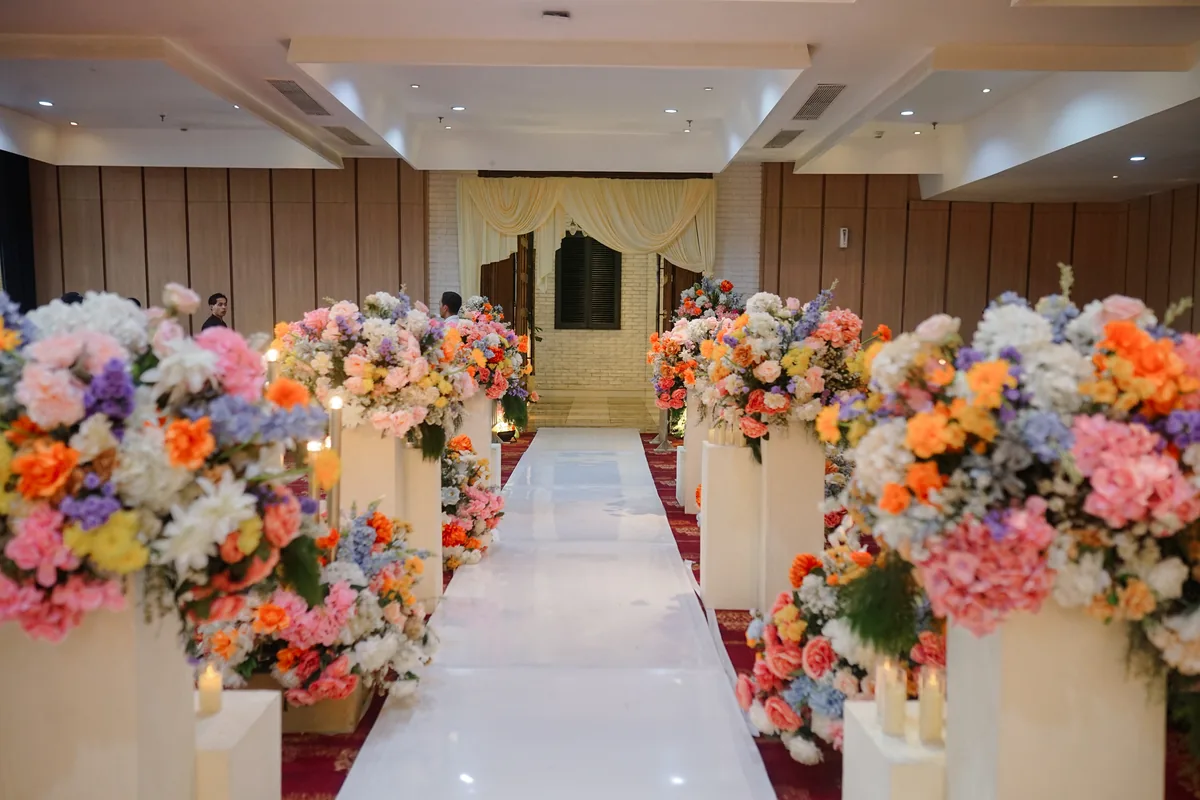Pilar bunga lorong pelaminan Maeera Decoration