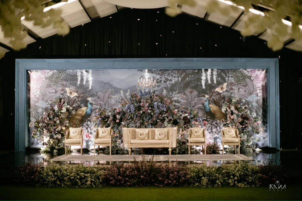 Pelaminan enchanted forest royal peacock Maeera Decoration